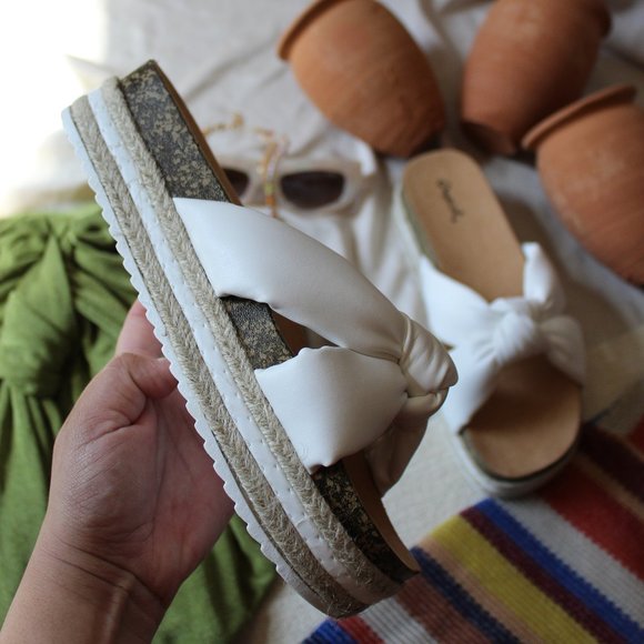 🚨FEW PAIRS LEFT// White platform Sandal - Picture 6 of 8